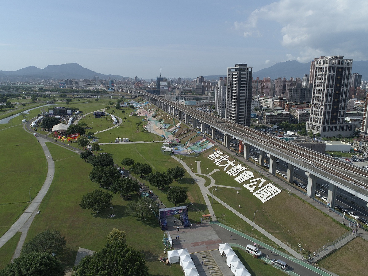 新北大都會公園緊鄰熊猴森樂園及捷運，是假日休閒首選。 圖：新北市高灘處提供