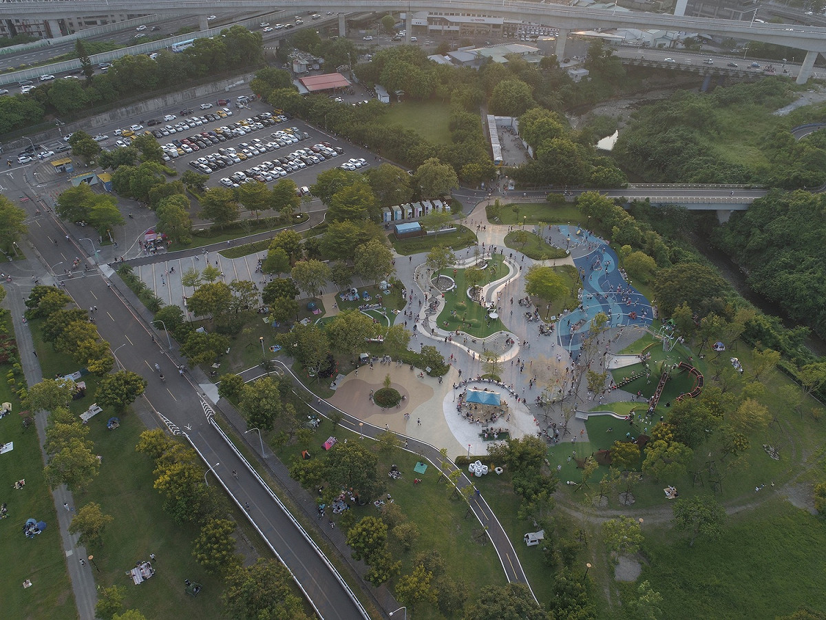 新店陽光運動公園有超大兒童遊戲區，停車場緊鄰一旁，也可搭乘安坑輕軌抵達。 圖：新北市高灘處提供