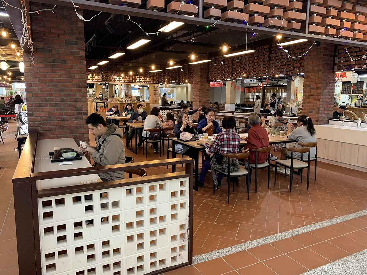 新北市市場處輔導鶯歌美食廣場辦理促銷活動，4月1日至5日推出完成指定任務送「新北好運蛋」及消費優惠方案。 圖：新北市市場處提供