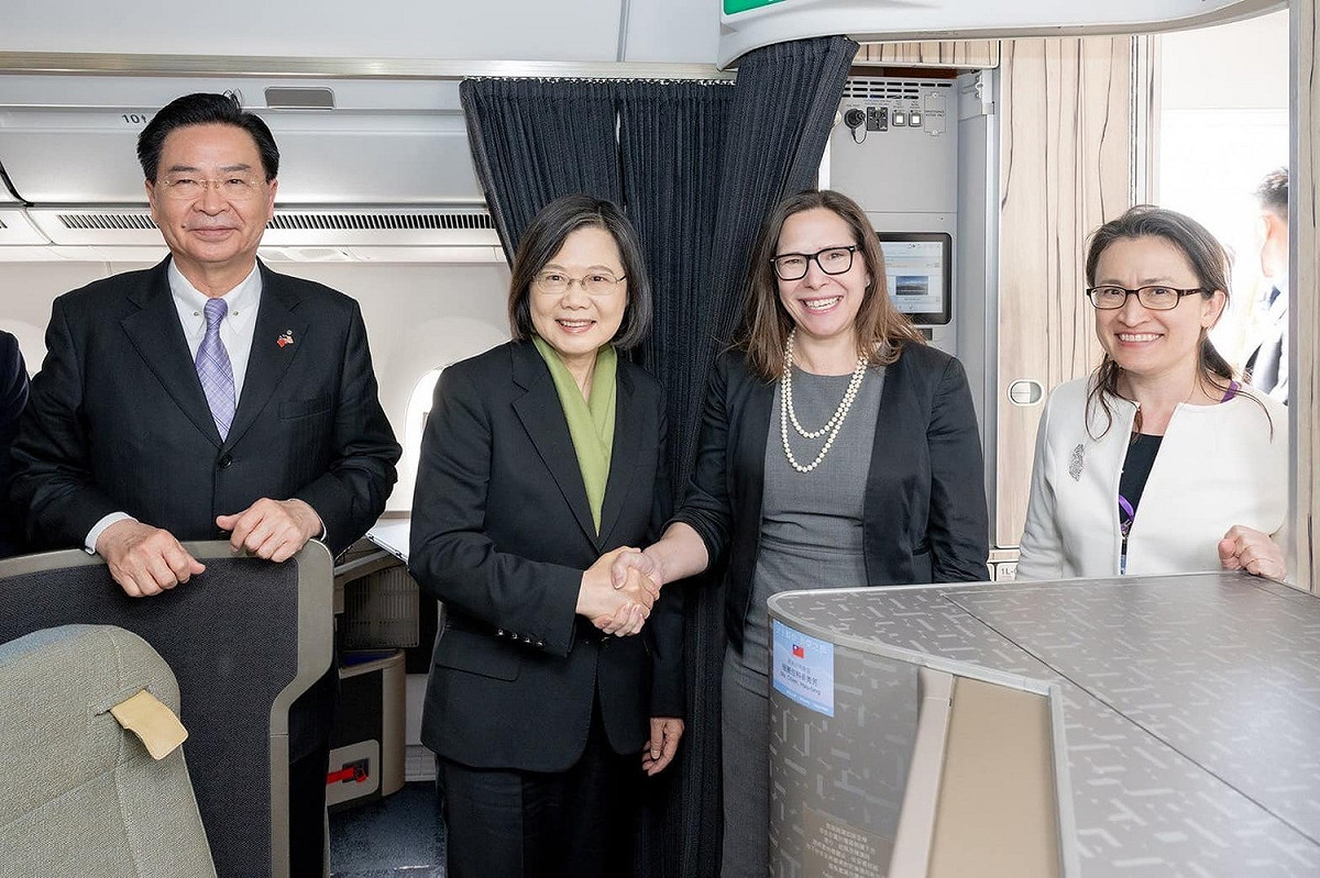 今年總統蔡英文「民主夥伴共榮之旅」專機過境紐約，羅森柏格也登機迎接。 圖：翻攝自蔡英文臉書(資料照)