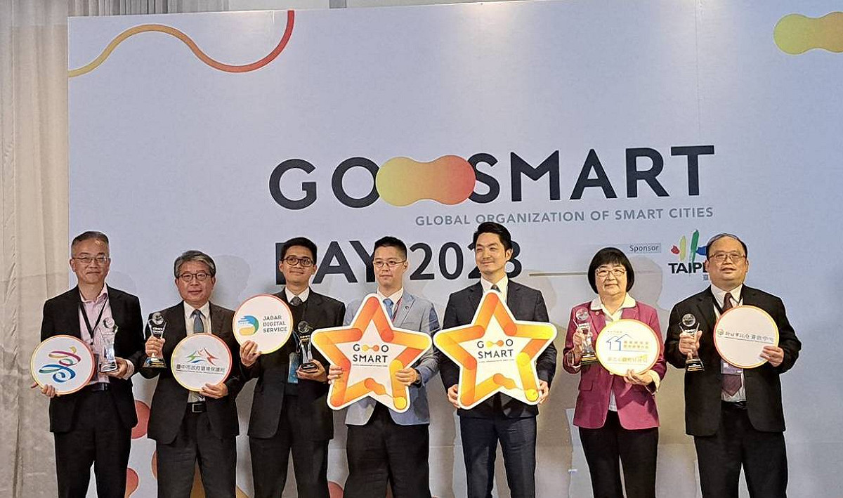 台中市環保局獲頒「2023 GO SMART Award」，台北市長蔣萬安也至現場親自頒獎。 台中市政府/提供
