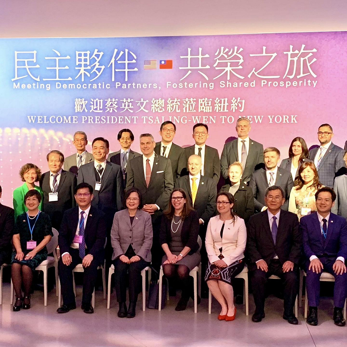 蔡總統與新任美國在台協會（AIT）主席羅森柏格（Laura Rosenberger）、我駐美代表蕭美琴及立委等合照。 圖 : 取自陳歐珀臉書