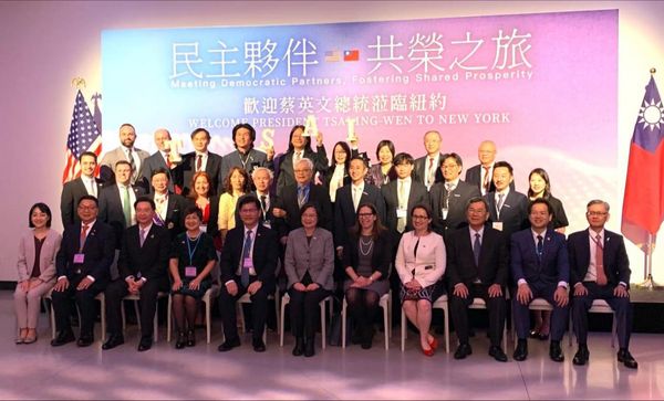蔡英文 Tsai Ing-wen總統及訪團成員抵達旅程第一站，紐約。AIT美國在台協會主席羅森柏格（Laura Rosenberger），以及駐美代表 蕭美琴 Bi-khim Hsiao大使的迎接，並受到台僑熱烈歡迎。 圖：取自林佳龍臉書
