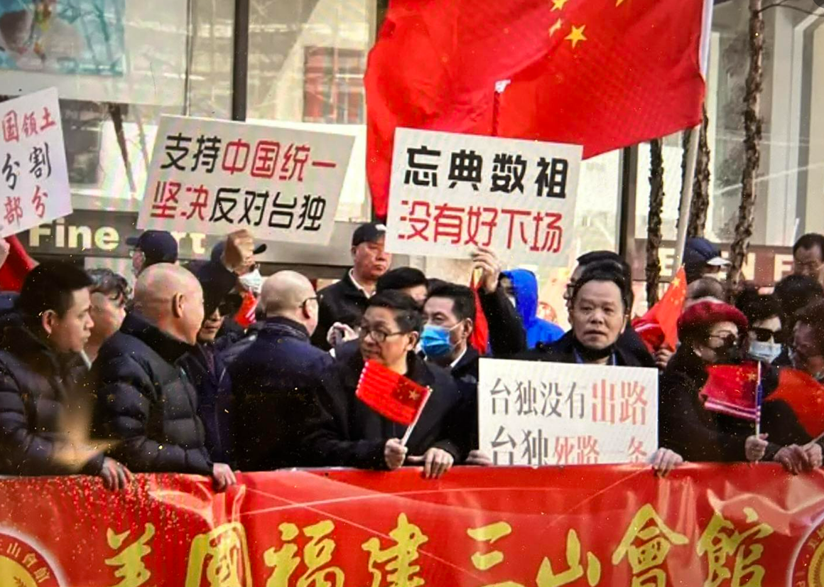 總統蔡英文抵達紐約的曼哈頓中城樂天酒店時，酒店外有不少中國人士聚集抗議，卻連成語都寫錯。 圖: 翻攝自王丹臉書