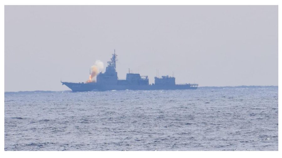 日本海上自衛隊試驗艦「飛鳥號(ASE-6102)」日前完成新開發艦對空導彈(A-SAM)試射。 圖：翻攝@_Viper_Zero_推特