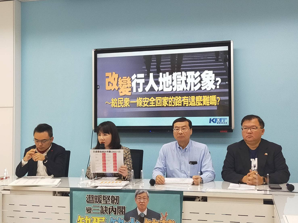 國民黨團召開記者會，呼籲蔡政府就「行人地獄」問題提出解決方法。 圖：國民黨團/提供