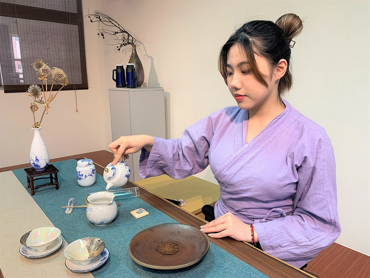 由鶯歌高級工商職業學校的學子展演動態茶席「喝茶趣」，讓大小朋友用茶湯、茶點充盈五感。 圖：鶯歌陶瓷博物館提供