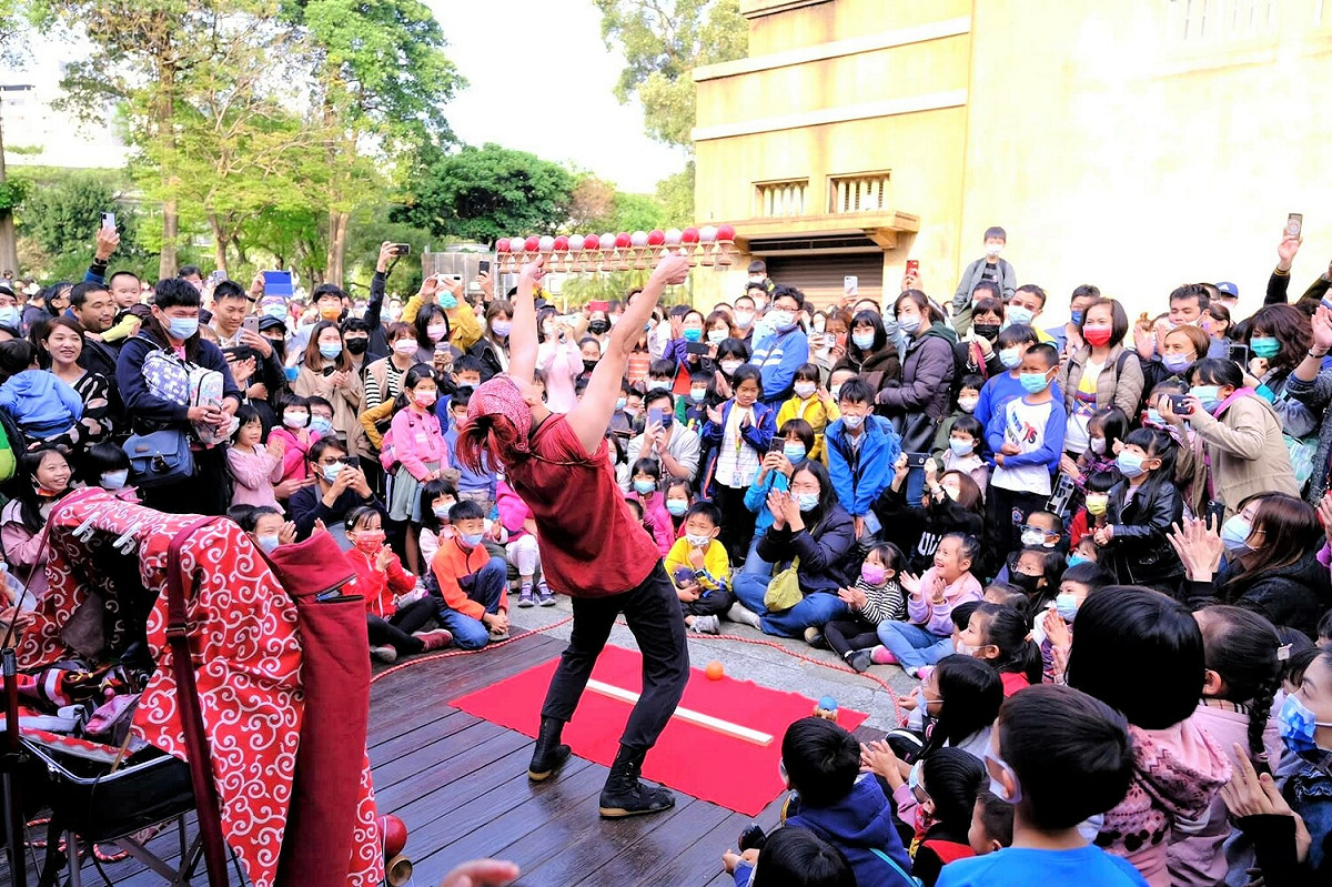 人氣十足的「小螺絲」帶來出神入化的獨創劍玉招式。 圖：鶯歌陶瓷博物館提供