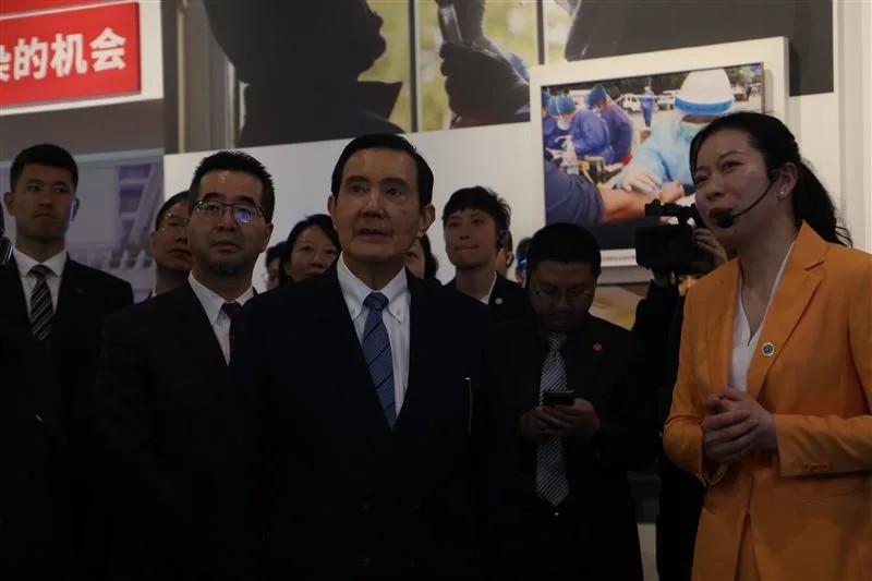 馬英九訪中期間參觀中國武漢「英雄城市抗疫保衛戰展」，大讚中國抗疫對「人類的貢獻」，還批評台灣政府給中國帶來困擾 圖：馬辦提供