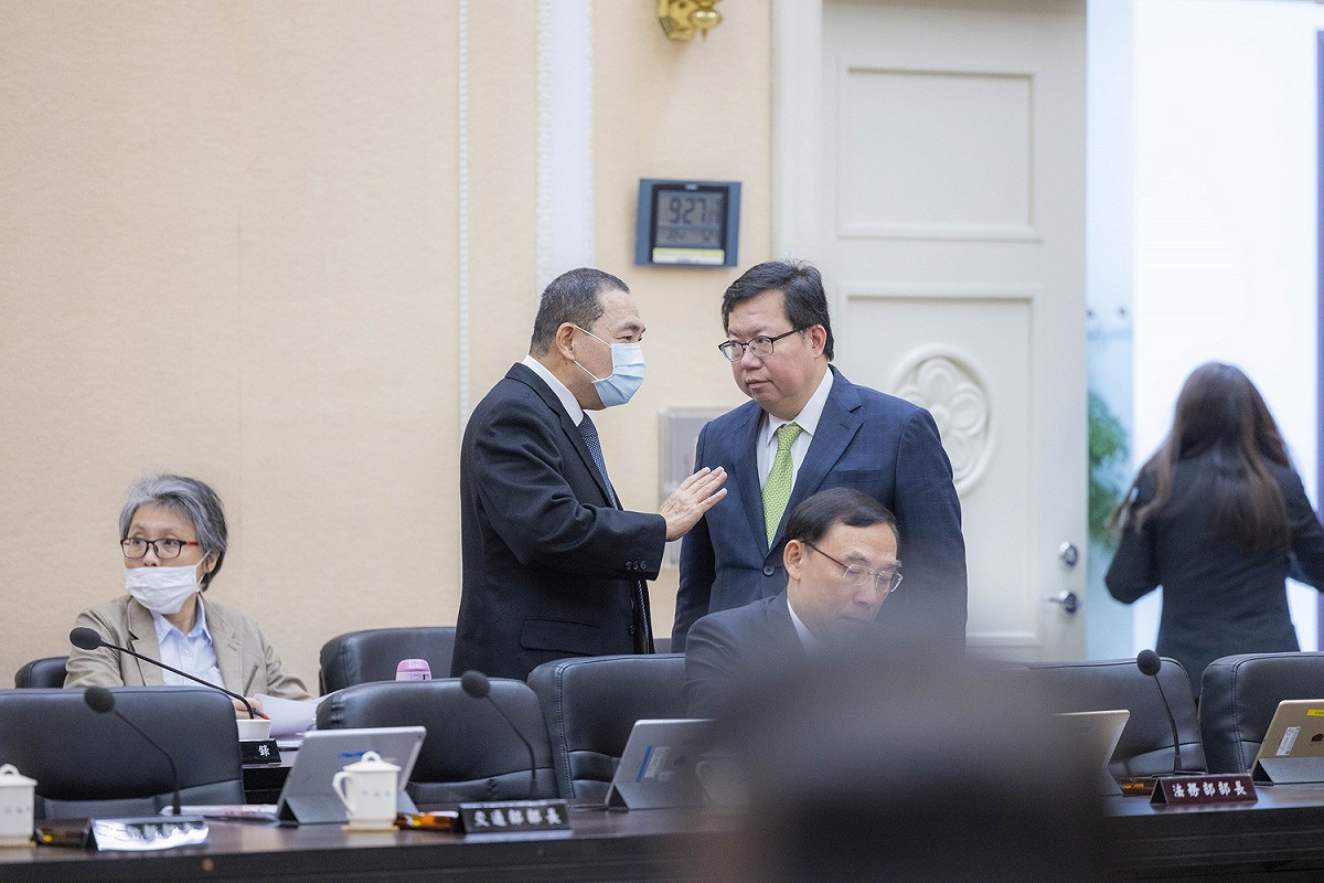 侯友宜出席行政院會，和副院長鄭文燦溝通意見。 圖：新北市政府／提供