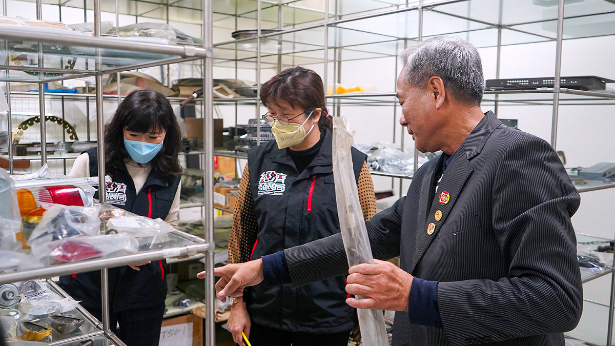 經發局長何怡明今(30)日前往關心，肯定業者持續扎根新北，以及長久以來對新北經濟的貢獻。 圖：新北市經發局提供