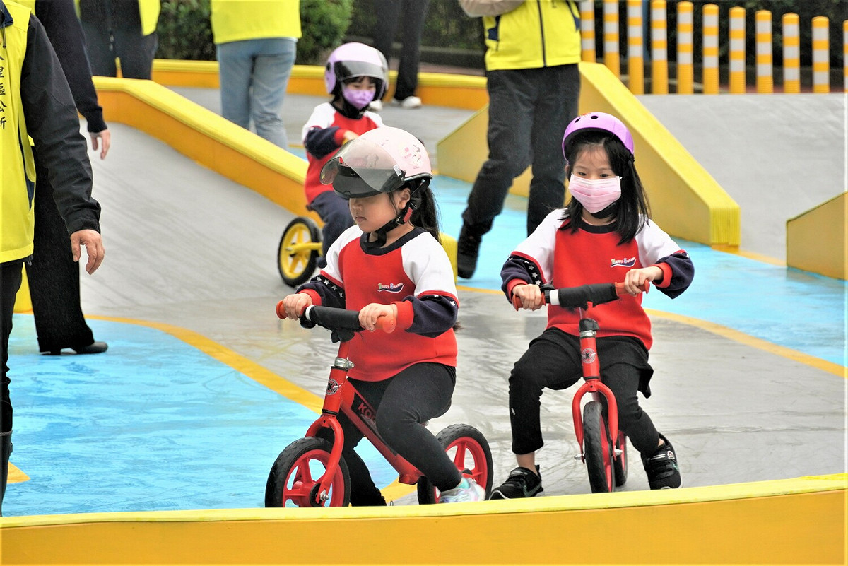 小朋友在北河公園滑步車場玩得不亦樂乎。 圖：八里區公所提供