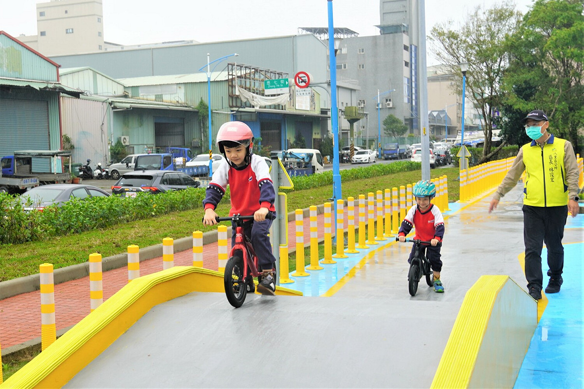 北河公園滑步車場進階區高低坡充滿挑戰性。 圖：八里區公所提供