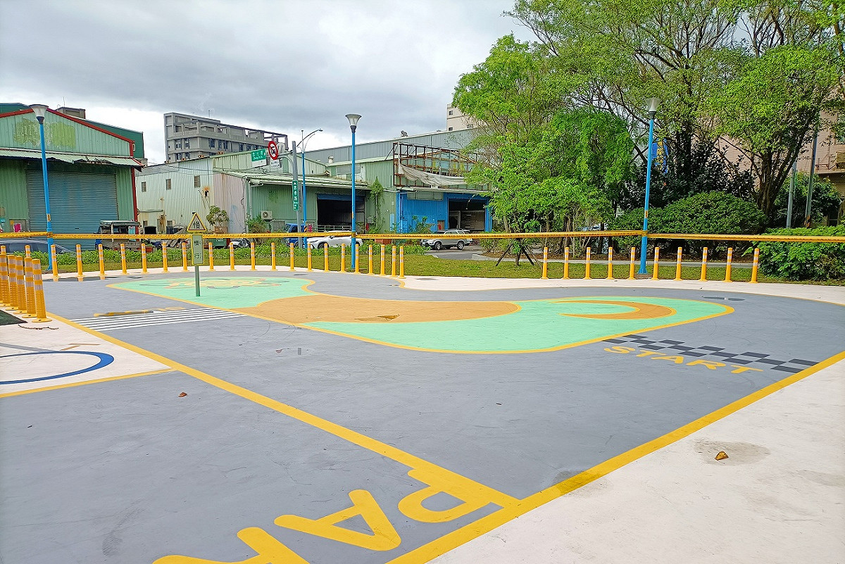 滑步車場利用原有地形將場地分為平坦的「簡易區」，設計有平坦的直線及S型彎道。 圖：八里區公所提供