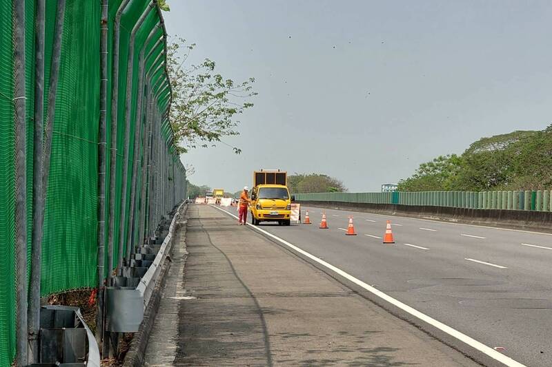 每分鐘飛越高速公路數量超過300隻，國三林內北向外側車道就會關閉。 圖：高速公路局／提供