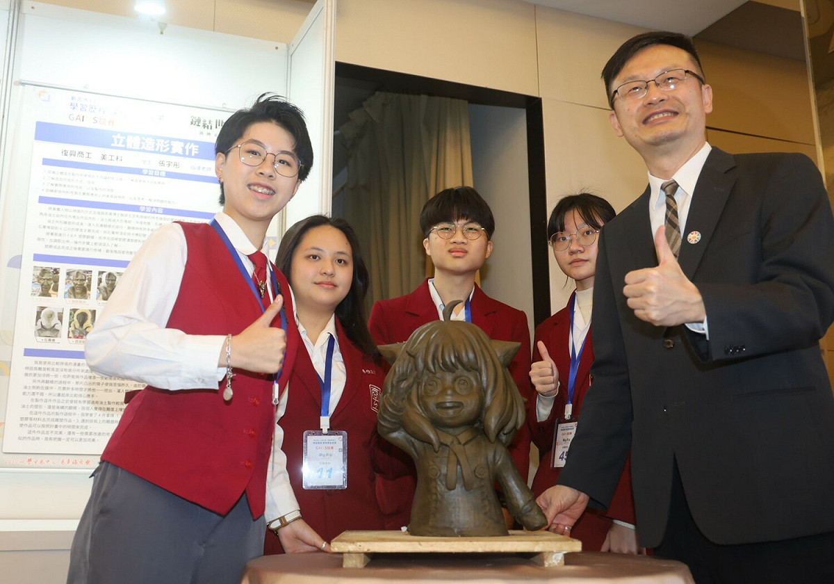 復興商工美工科學生張宇彤（左），示範人物雕塑體驗。她表示，扎穩基本功，才能循序漸進完成電影角色作品雕塑。 圖：新北市教育局提供