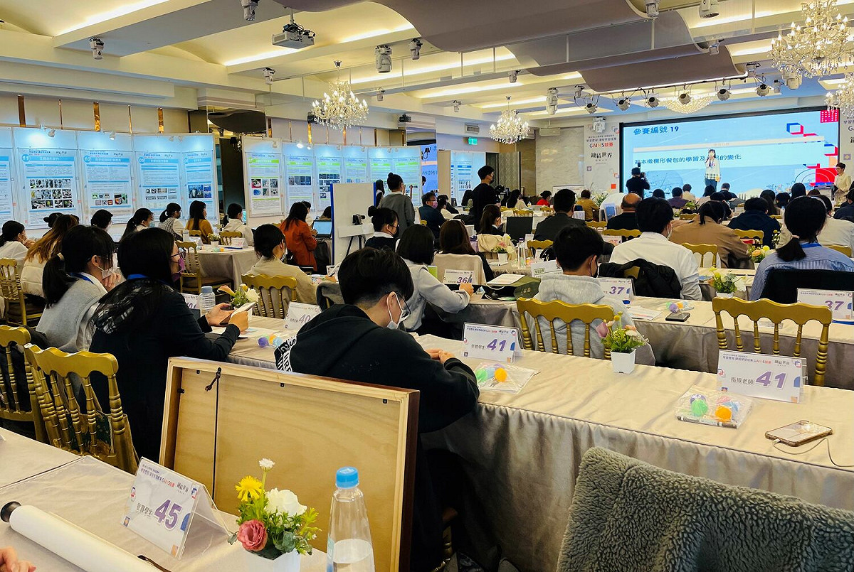 新北市昨(29)日舉辦「技職學習歷程—課程學習成果競賽」，經初選擇優45件入決賽，由學生上台介紹學習目標、內容、成果及省思。 圖：新北市教育局提供