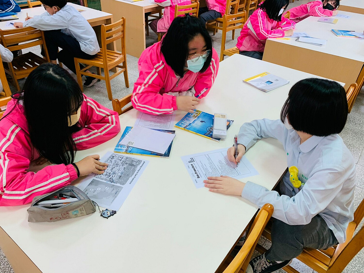 學生積極參與書展課程，透過舊金山地圖找尋知名地標。 圖：新北市教育局提供