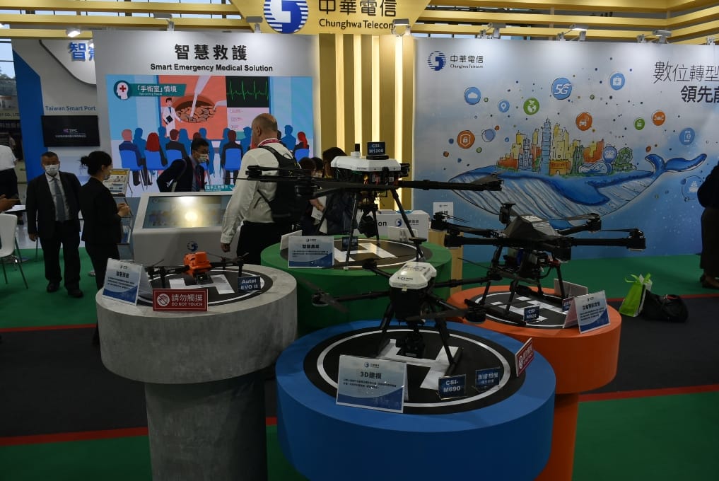 中華電信的「無人機管道智慧巡檢」展項。 圖：孫家銘攝