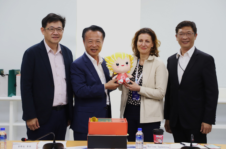 嘉義縣長翁章梁致贈嘉縣全民運吉祥物太陽Q寶寶給陶博洛法。 圖 :嘉義縣府提供