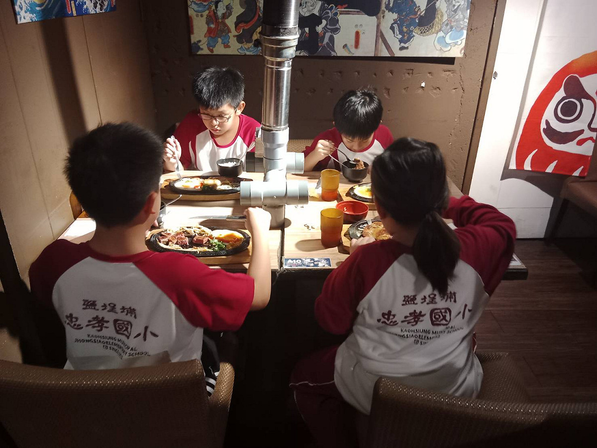 高雄市鹽埕區忠孝國小模範、孝悌兒童免費吃牛排。 圖：孫家銘攝