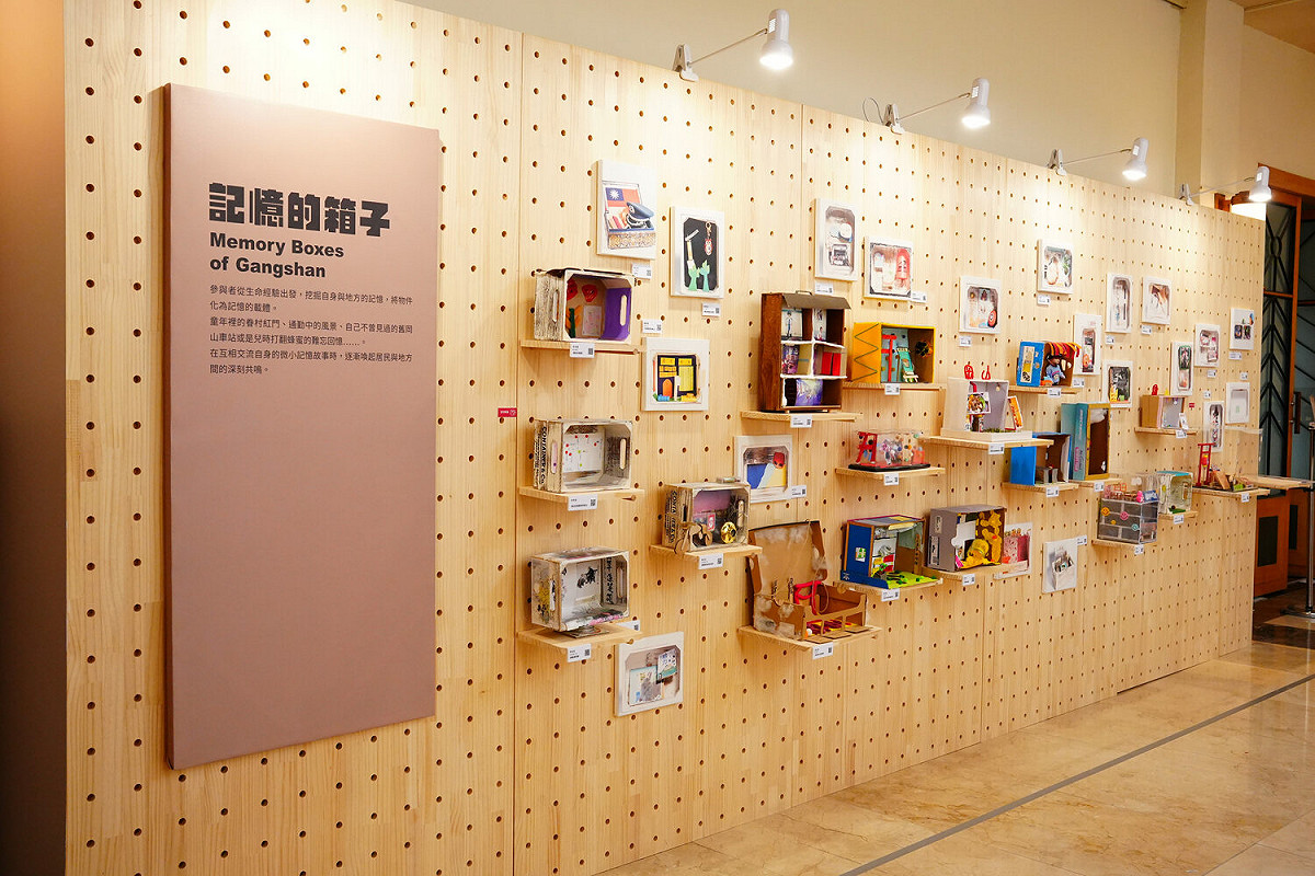 「記憶的箱子」展區展出在地民眾參與創作的作品。 圖：中山大學/提供