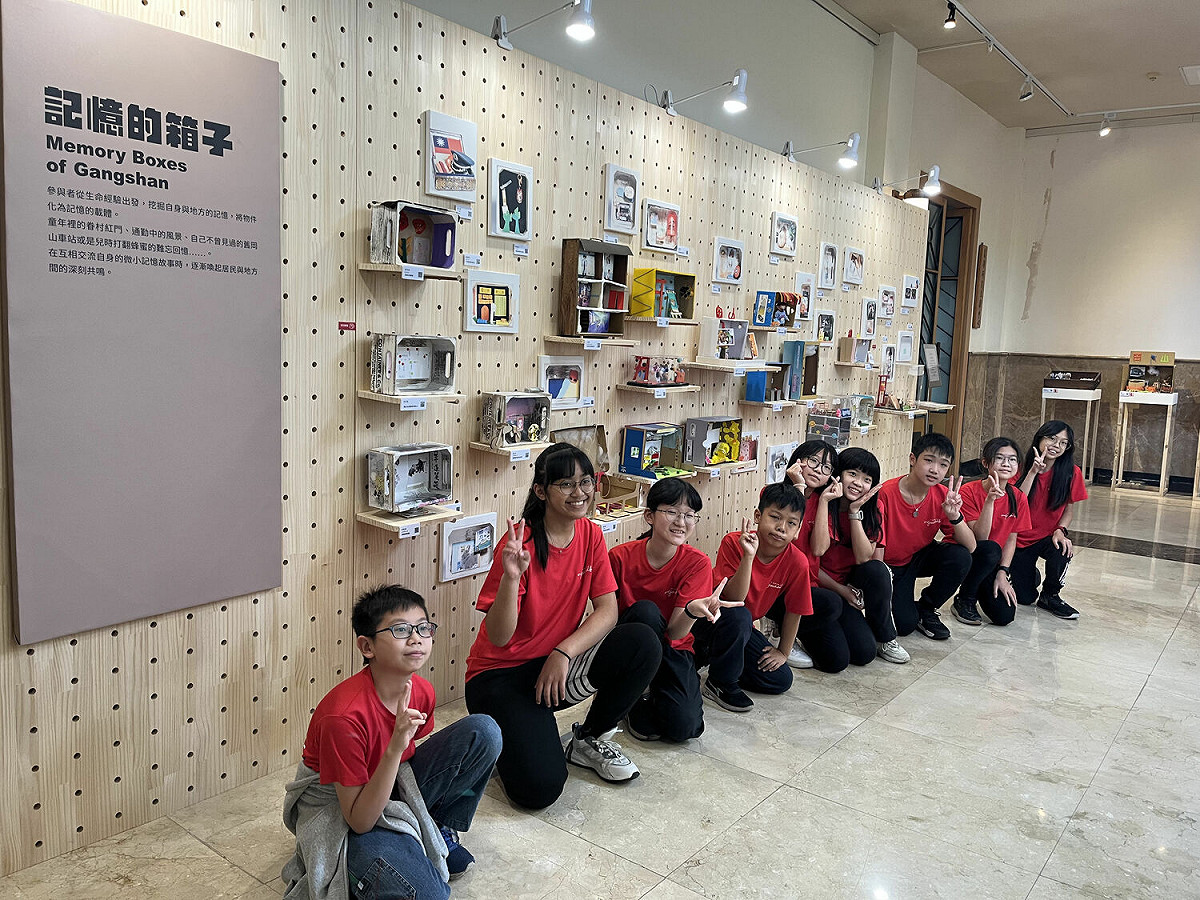共同創作者壽天國小師生於作品前合影。 圖：中山大學/提供