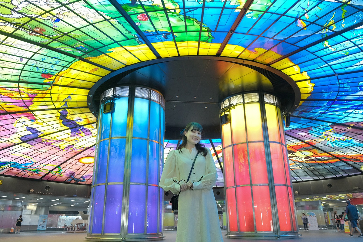 日籍網紅帶路世界最美車站之一的美麗島捷運站。 圖：高雄市觀光局/提供
