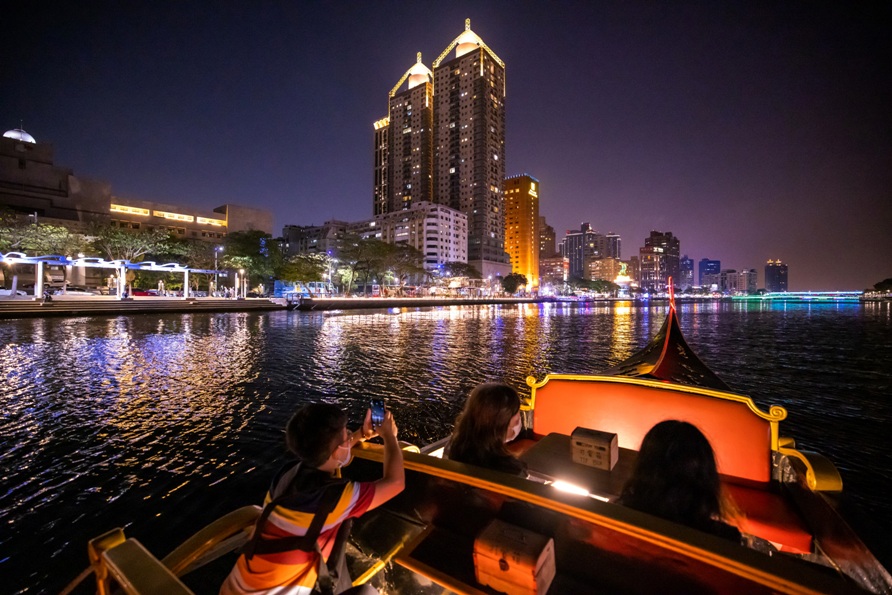 搭愛河貢多拉船體驗極致夜景。 圖：高雄市觀光局/提供