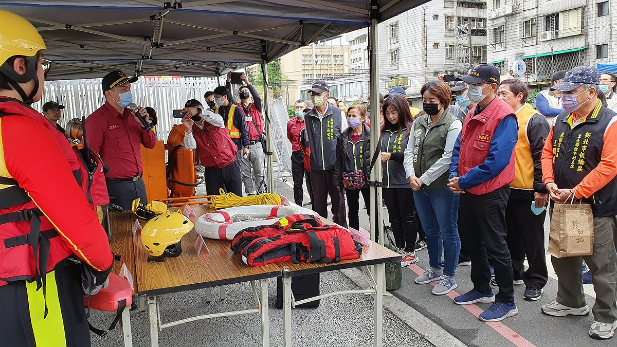 消防局於大觀車行地下道旁展示水域救生裝備。 圖：新北市政府提供