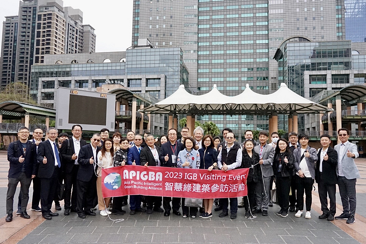 亞太地區智慧綠建築聯盟到行政大樓實地參觀。 圖：新北市秘書處提供