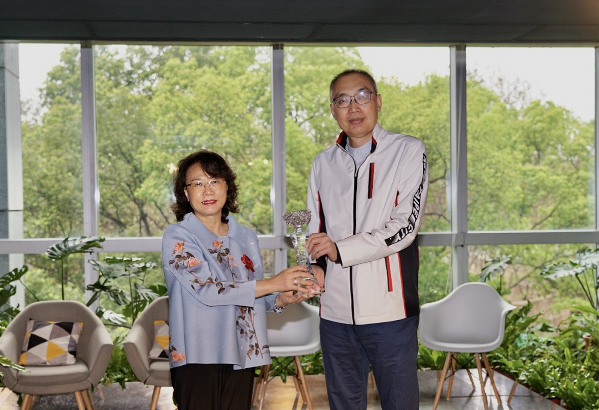 亞太地區優良智慧綠建築聯盟台灣分會理事長溫琇玲（左）與新北市副市長謝政達合影留念。 圖：新北市秘書處提供