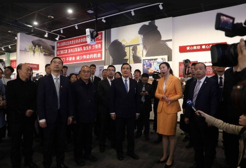 馬英九30日上午參訪武漢市檔案館「英雄城市抗擊新冠肺炎疫情武漢保衛戰專題展」。 圖：馬英九辦公室提供
