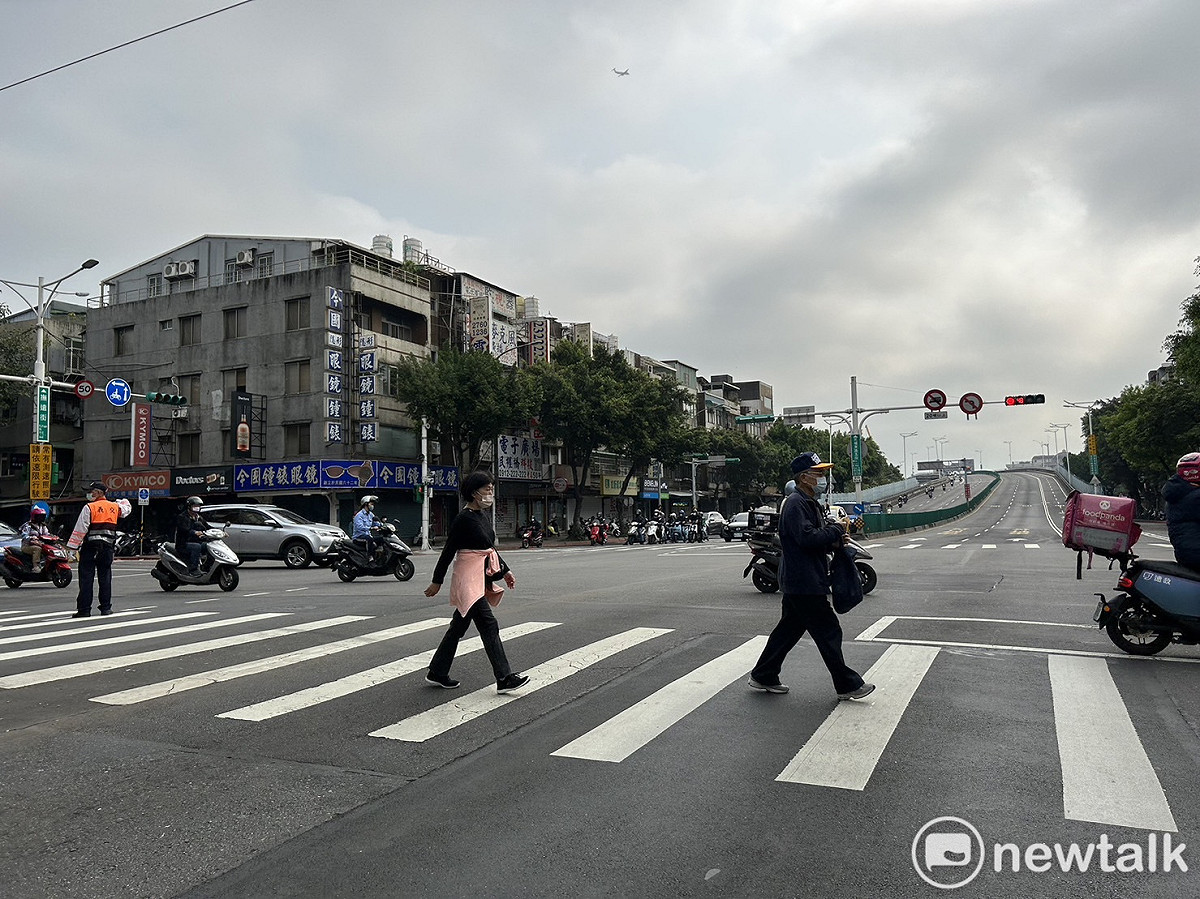今(31)日北台灣仍偏涼，低溫16度。 圖：林岑韋／攝