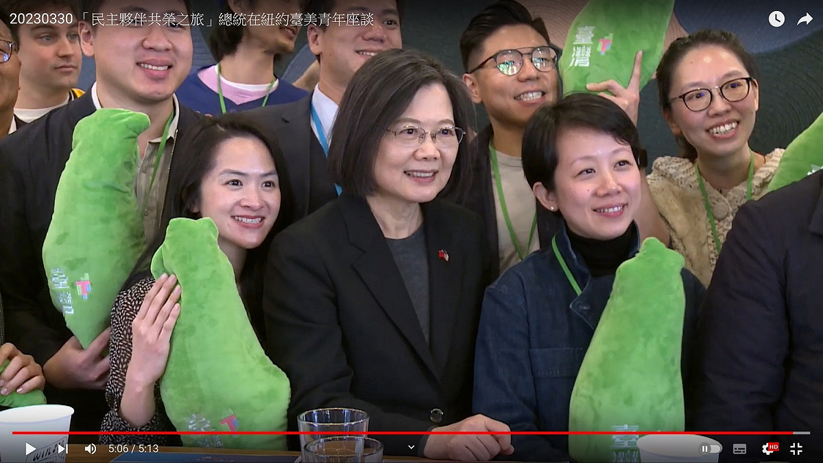 總統蔡英文過境紐約與青年座談後合影 圖：翻拍自總統府YouTube