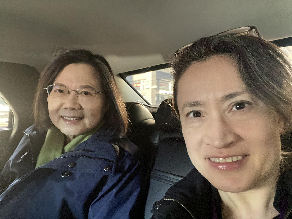 駐美大使蕭美琴貼出與總統蔡英文在座車上自拍 圖：蕭美琴臉書