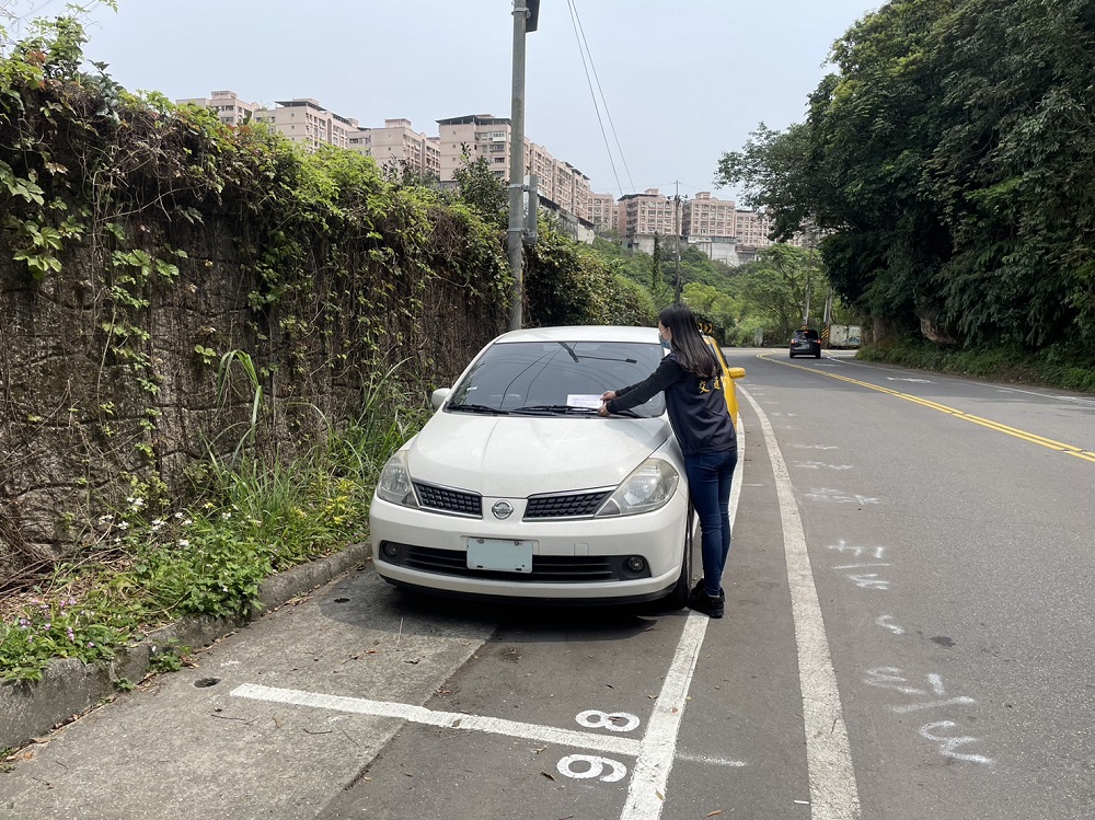 汐止區汐萬路2段管理員開單。 圖：新北市交通局提供