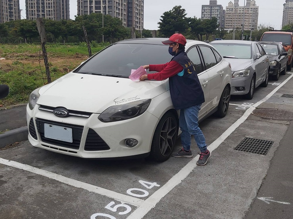 淡水區後洲路1段管理員開單。 圖：新北市交通局提供