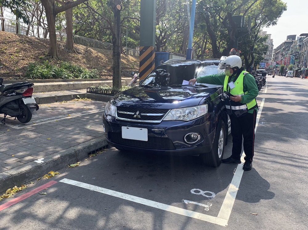 新莊區復興路1段管理員開單。 圖：新北市交通局提供