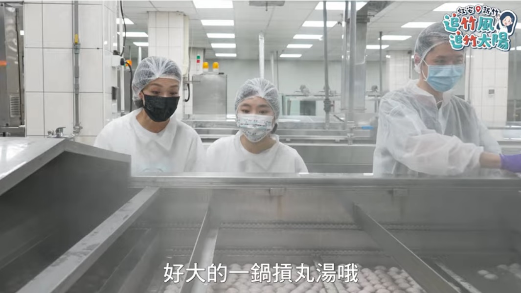 新竹市長高虹安（左起）與議員宋品瑩合體介紹新竹摃丸，卻發出娃娃音、做出宛如小朋友的動作與表情，眾多網友都表示傻眼，留言「她不尷尬我們都尷尬了」。 圖：翻攝自YouTube/高虹安