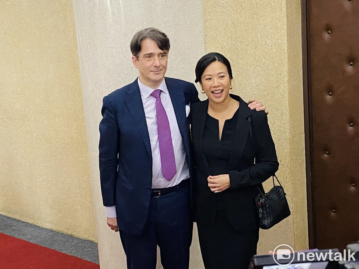 民眾黨立委吳欣盈（右）與比利時丈夫雷諾（左）。 圖：周煊惠 / 攝