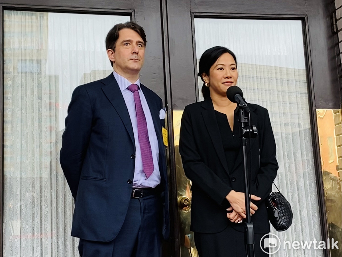 民眾黨立委吳欣盈（右）與比利時丈夫雷諾（左）。 圖：周煊惠 / 攝