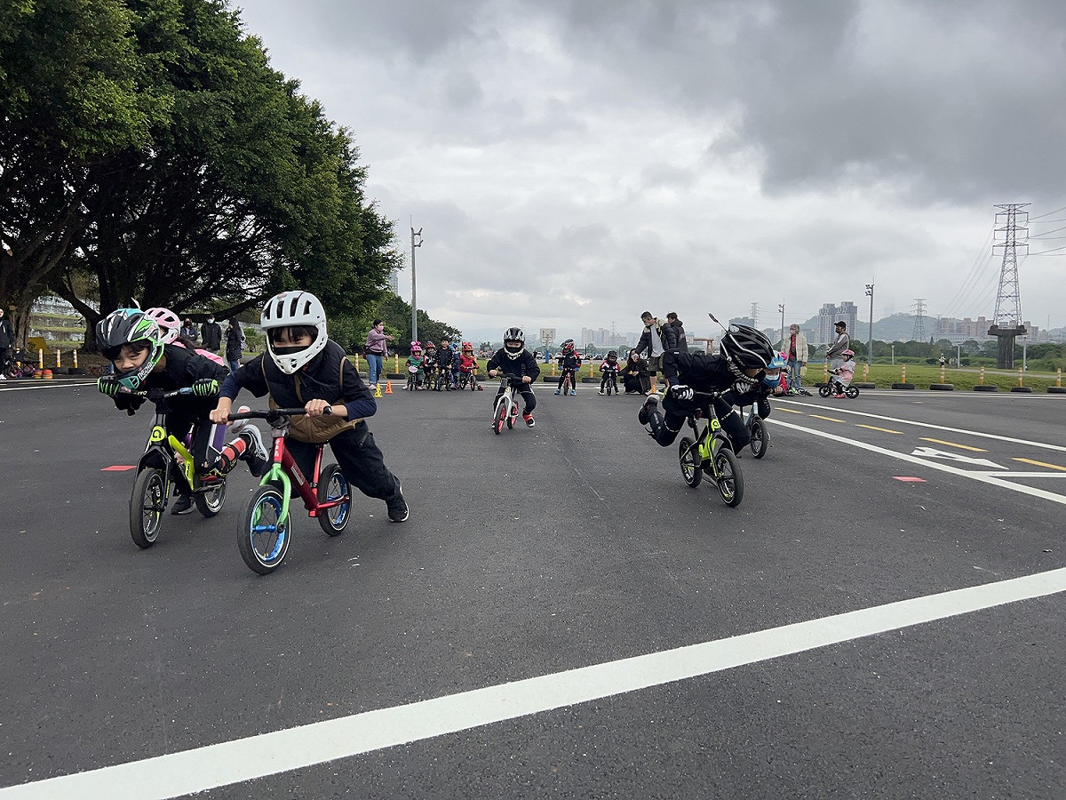 兒童多功能練習場重新整修開放使用 滑步車體驗。 圖：新北市高灘處提供