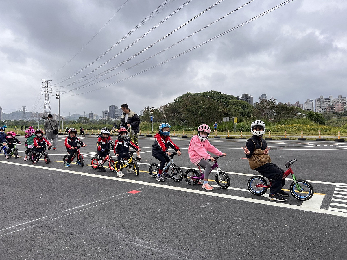 場地已重新舖設地坪，標線也重新劃設，使用將更安全也更放心。 圖：新北市高灘處提供