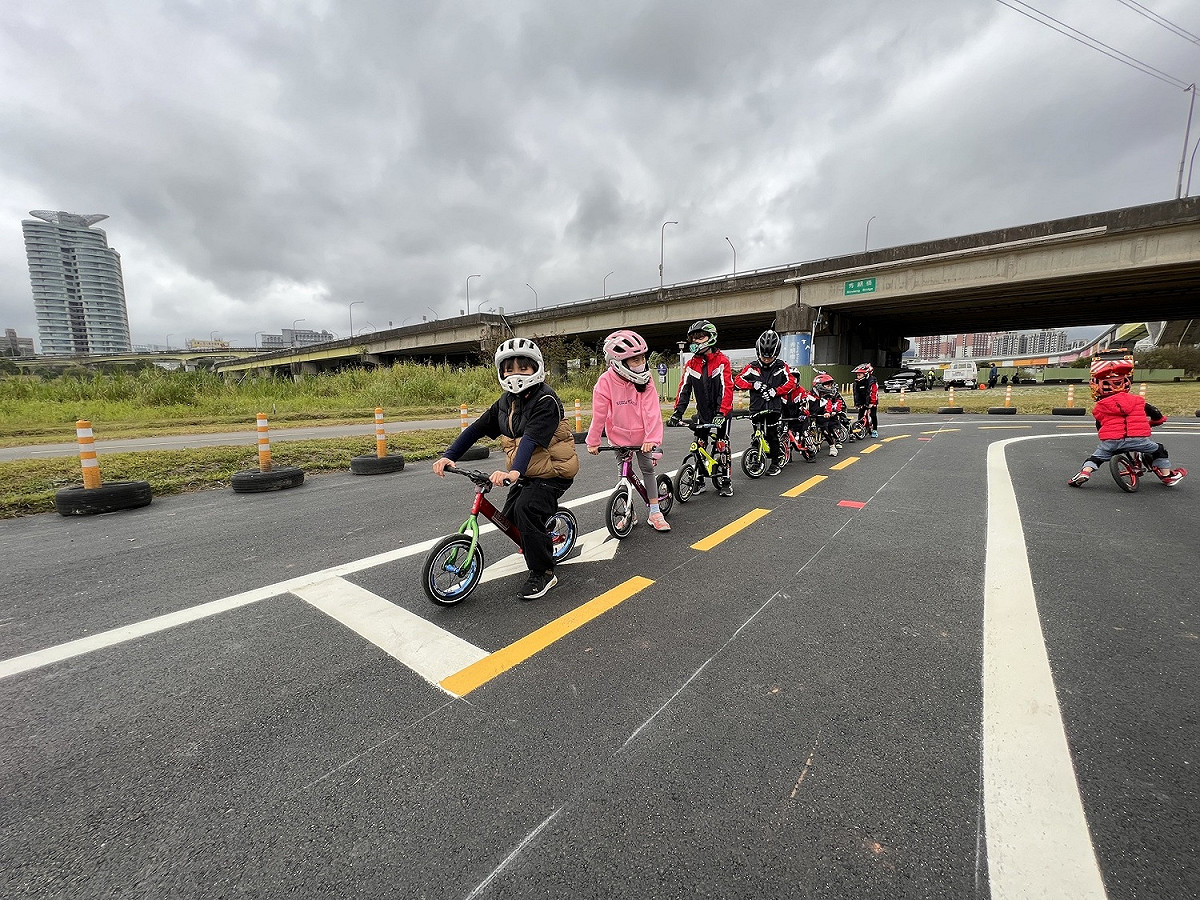 提供滑步車學習體驗的空間。 圖：新北市高灘處提供