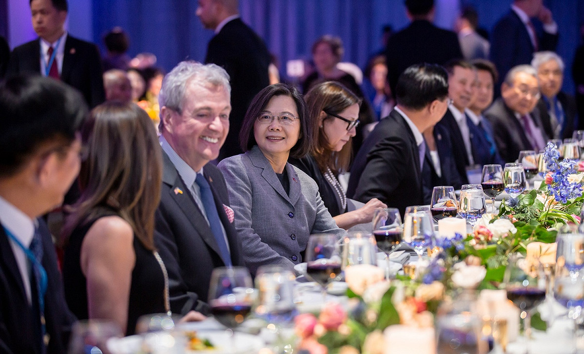 總統蔡英文一旁坐著紐澤西州長菲爾·墨菲（Phil Murphy） 圖：總統府提供