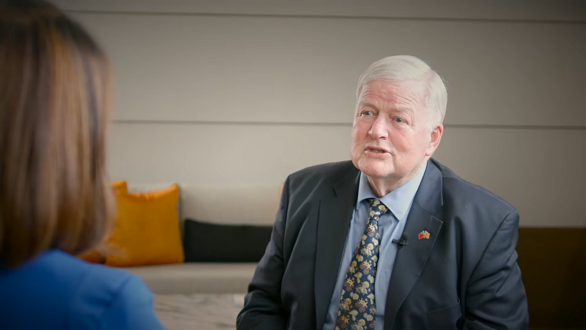 英國會議員、台英國會小組主席史都華（Bob Stewart）評論台灣前總統馬英九訪中一事，希望別讓此行成為台灣向中國屈服的象徵。 圖：翻攝自Taiwan Talks 影片