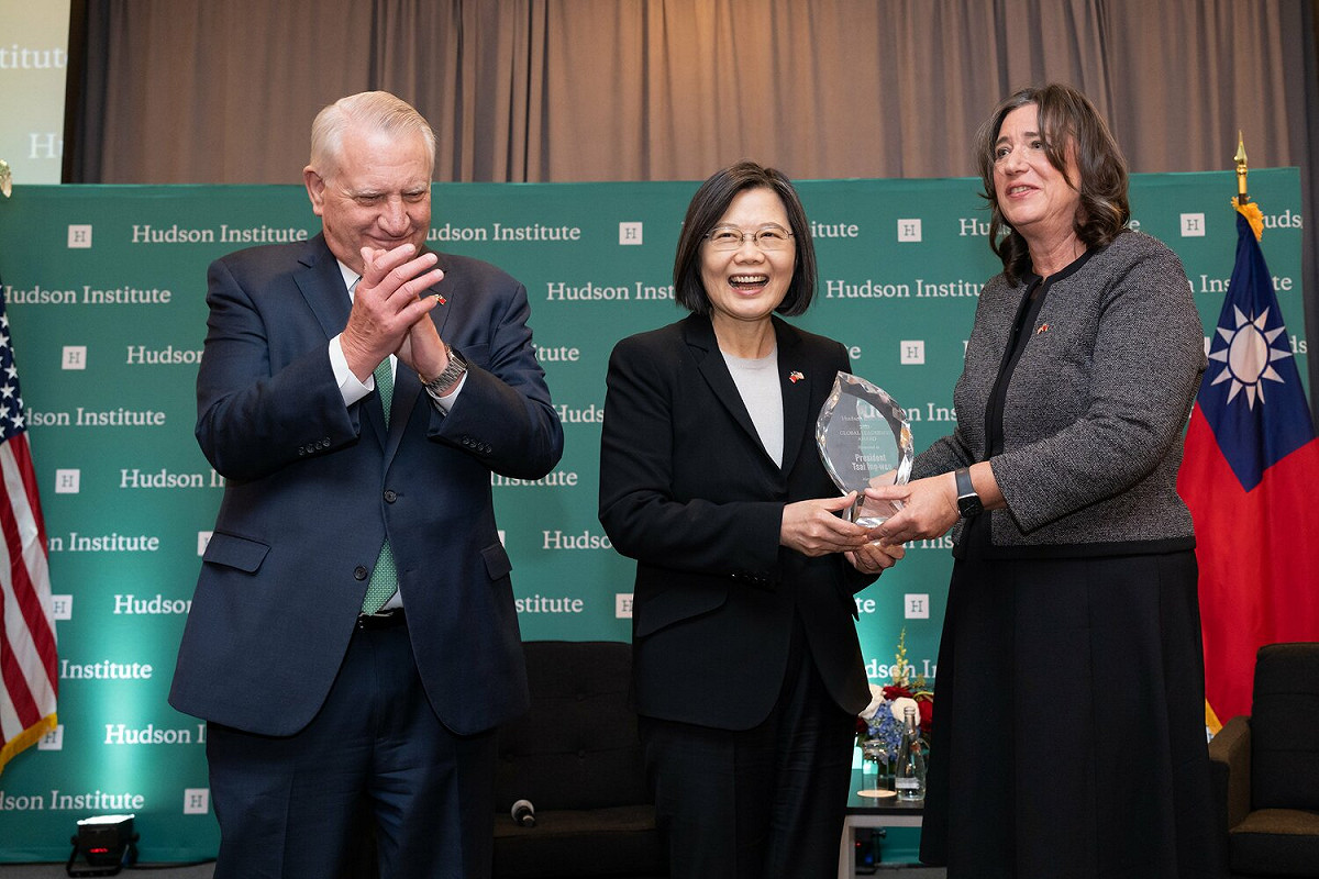 總統蔡英文（中）於美東時間30日晚間受邀出席美國「哈德遜研究所」（Hudson Institute）舉辦的「全球領導力獎晚會」，並上台發表演說。 圖片來源：Hudson Institute推特