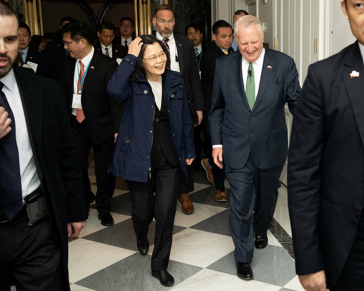 總統蔡英文（中）於美東時間30日晚間受邀出席美國「哈德遜研究所」（Hudson Institute）舉辦的「全球領導力獎晚會」，並上台發表演說。 圖片來源：Hudson Institute推特
