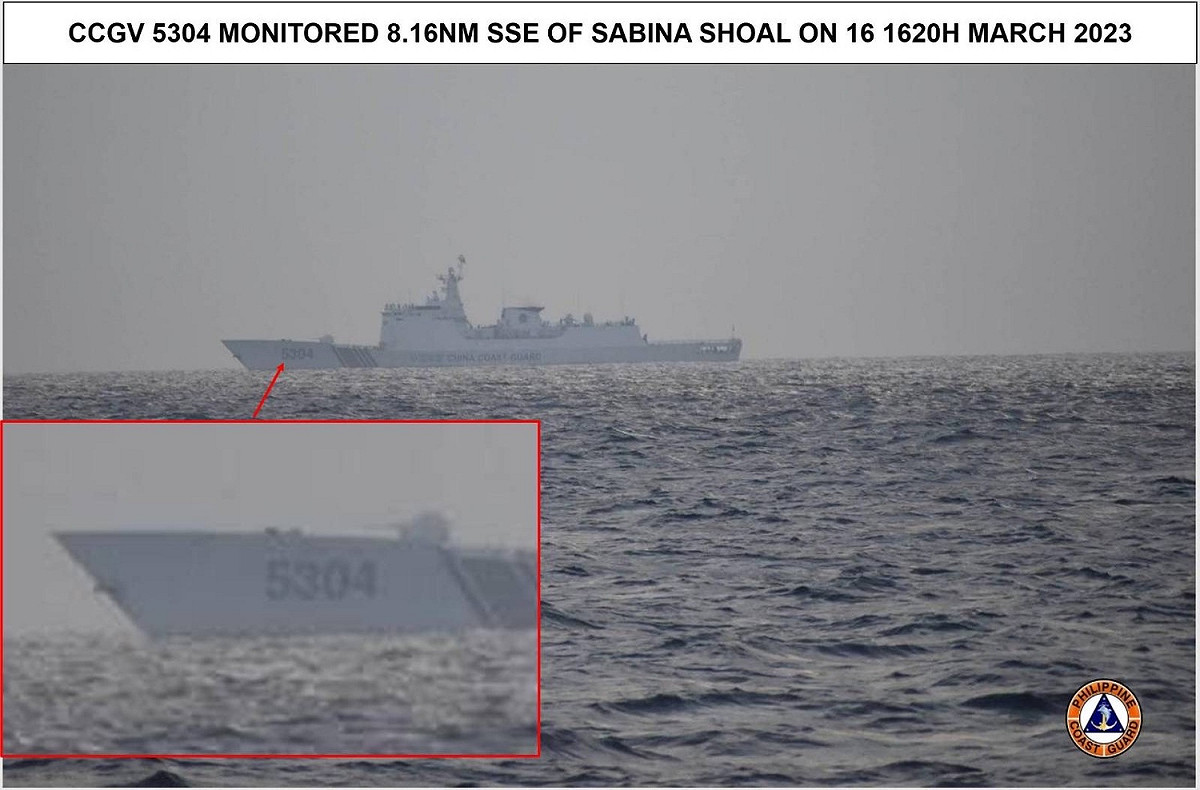 菲律賓海岸警衛隊海警船BRP Malapascua(MRRV-4403)在菲國主權海域巡邏期間，發現中國海警船5304。 圖：翻攝@coastguardph推特